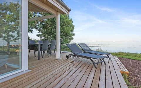 Sasser - 10M from the Sea: Blauw, Struik, Verblijf, Groundcover, Tuin, Landgoed, Schaduw, Landscaping, Boerderij, Eco Hotel