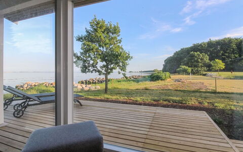 Sasser - 10M from the Sea: Blauw, Struik, Verblijf, Groundcover, Tuin, Landgoed, Schaduw, Landscaping, Boerderij, Eco Hotel
