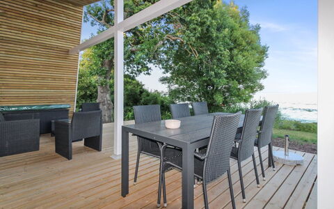 Sasser - 10M from the Sea: Blauw, Struik, Verblijf, Groundcover, Tuin, Landgoed, Schaduw, Landscaping, Boerderij, Eco Hotel