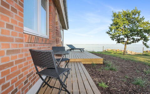 Sasser - 10M from the Sea: Blauw, Struik, Verblijf, Groundcover, Tuin, Landgoed, Schaduw, Landscaping, Boerderij, Eco Hotel