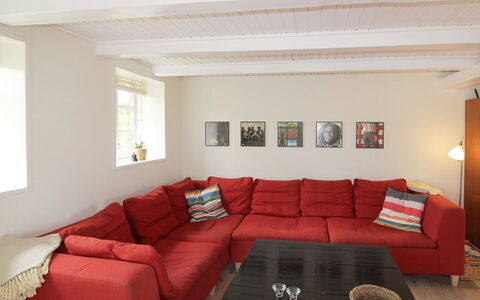 Harre - 300M from the Sea: Meubilair, Bankstel, Interieur Ontwerp, Flooring, Verdieping, Muur, Hout, Woonkamer, Plafond, Kamer