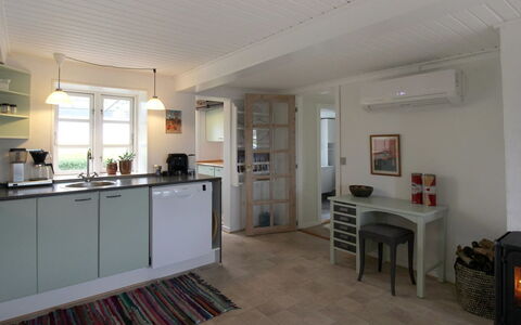 Harre - 300M from the Sea: Meubilair, Interieur Ontwerp, Flooring, Verdieping, Cabinetry, Plafond, Keuken, Hout, Lichte Inrichting, Kamer