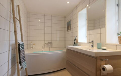 Harre - 300M from the Sea: Badkamer, Flooring, Interieur Ontwerp, Loodgieterswerkinrichting, Verdieping, Bad, Wastafel In De Badkamer, Kraan, Wastafel, Loodgieter