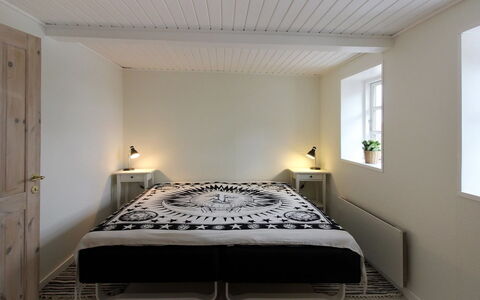 Harre - 300M from the Sea: Bed, Interieur Ontwerp, Slaapkamer, Meubilair, Verdieping, Muur, Flooring, Hout, Bedding, Plafond