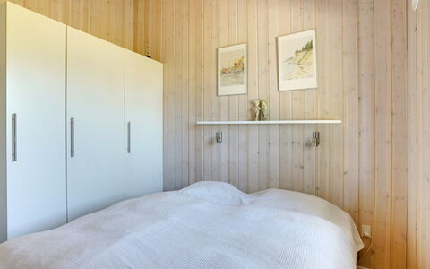 Maira - 150M from the Sea: Hout, Flooring, Slaapkamer, Verdieping, Plafond, Interieur Ontwerp, Bed, Laken, Bedding, Kamer