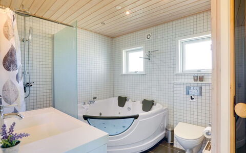 Maira - 150M from the Sea: Loodgieterswerkinrichting, Interieur Ontwerp, Flooring, Bad, Badkamer, Plafond, Verdieping, Loodgieter, Kraan, Huis