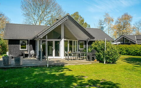 Maira - 150M from the Sea: Huis, Huis, Dak, Verblijf, Landgoed, Siding, Tuin, Schaduw, Gazon, Oprit