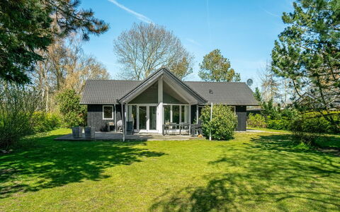 Maira - 150M from the Sea: Huis, Verblijf, Gazon, Landgoed, Tuin, Oprit, Landscaping, Boerderij, Schaduw, Siding