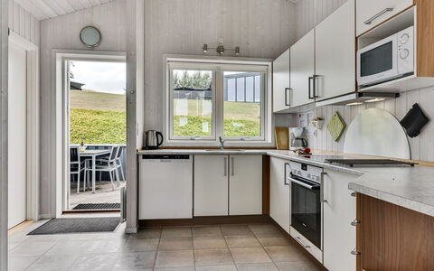 Sisko - 600M from the Sea: Huis, Keuken, Toestel Van De Keuken, Major Appliance, Plafond, Huishoudapparatuur, Countertop, Kraan, Gootsteen, Hardwood