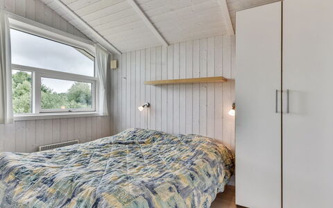 Sisko - 600M from the Sea: Slaapkamer, Hout, Bed, Laken, Plafond, Bedding, Interieur Ontwerp, Flooring, Linens, Verdieping