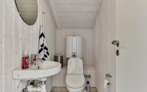 Sisko - 600M from the Sea: Loodgieterswerkinrichting, Hout, Flooring, Verdieping, Badkamer, Interieur Ontwerp, Wastafel, Toilet, Loodgieter, Wc Bril