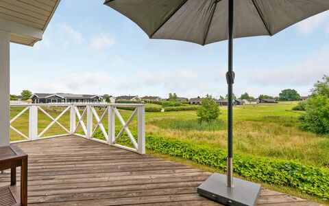 Sisko - 600M from the Sea: Buitenmeubels, Buitentafel, Paraplu, Dek, Schaduw, Stoel, Tuin, Plank, Houten Vloer, Hardwood