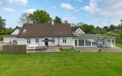 Gunhilda - 200M from the Sea: Dak, Huis, Huis, Verblijf, Deur, Siding, Dek, Veranda, Plank, Hardwood