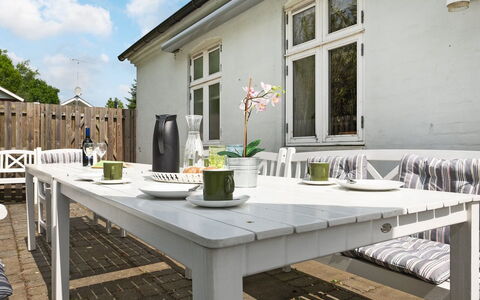 Gunhilda - 200M from the Sea: Dak, Huis, Huis, Verblijf, Deur, Siding, Dek, Veranda, Plank, Hardwood