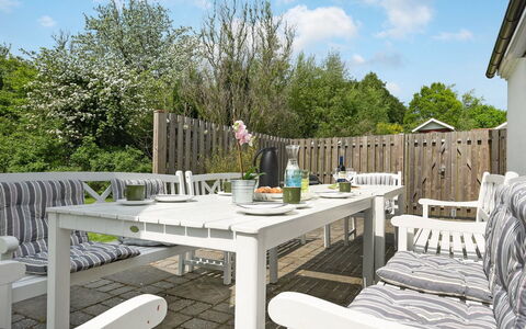Gunhilda - 200M from the Sea: Dak, Huis, Huis, Verblijf, Deur, Siding, Dek, Veranda, Plank, Hardwood