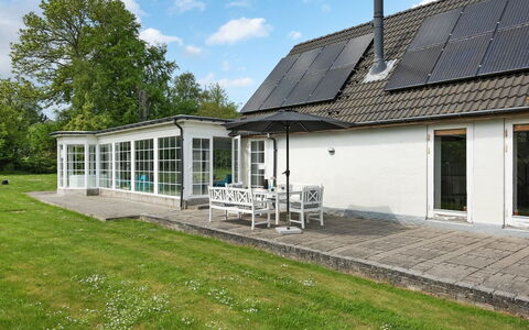 Gunhilda - 200M from the Sea: Dak, Huis, Huis, Verblijf, Deur, Siding, Dek, Veranda, Plank, Hardwood