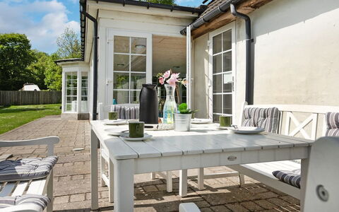 Gunhilda - 200M from the Sea: Dak, Huis, Huis, Verblijf, Deur, Siding, Dek, Veranda, Plank, Hardwood