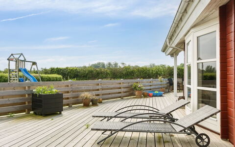 Anneli - 600M from the Sea: Dak, Huis, Huis, Verblijf, Deur, Siding, Dek, Veranda, Plank, Hardwood
