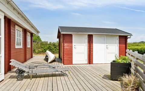 Anneli - 600M from the Sea: Dak, Huis, Huis, Verblijf, Deur, Siding, Dek, Veranda, Plank, Hardwood