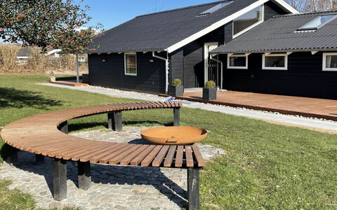 Flicka - 275M from the Sea: Verblijf, Huis, Huis, Dak, Veranda, Landgoed, Siding, Garden Gebouwen, Boerderij, Werf