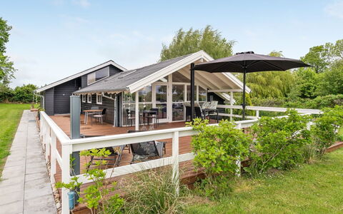 Flicka - 275M from the Sea: Verblijf, Huis, Huis, Dak, Veranda, Landgoed, Siding, Garden Gebouwen, Boerderij, Werf