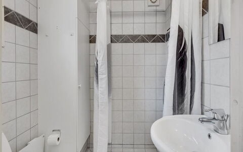 Felisa - 300M from the Sea: Verdieping, Flooring, Interieur Ontwerp, Loodgieterswerkinrichting, Badkamer, Loodgieter, Kamer, Wastafel In De Badkamer, Wastafel, Toilet