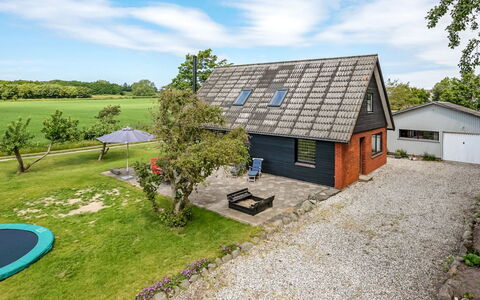 Emin - 100M from the Sea: Gras, Huis, Dak, Verblijf, Huis, Tuin, Weide, Gazon, Garden Gebouwen