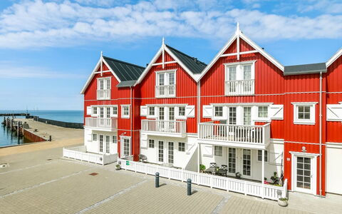 Terina - 5M from the Sea: Dak, Huis, Huis, Verblijf, Siding, Landgoed, Oprit, Garden Gebouwen, Werf, Schuur