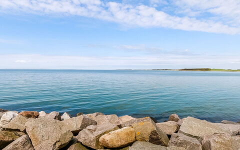 Terina - 5M from the Sea: Dak, Huis, Huis, Verblijf, Siding, Landgoed, Oprit, Garden Gebouwen, Werf, Schuur