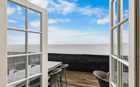 Terina - 5M from the Sea: Dak, Huis, Huis, Verblijf, Siding, Landgoed, Oprit, Garden Gebouwen, Werf, Schuur