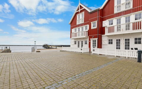 Terina - 5M from the Sea: Dak, Huis, Huis, Verblijf, Siding, Landgoed, Oprit, Garden Gebouwen, Werf, Schuur