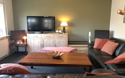 Evje - 250M from the Sea: Meubilair, Flooring, Interieur Ontwerp, Verdieping, Hout, Kamer, Woonkamer, Verlichting, Tafel, Bankstel