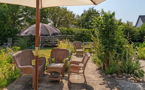 Evje - 250M from the Sea: Meubilair, Paraplu, Stoel, Buitenmeubels, Tuin, Struik, Buitentafel, Schaduw, Bloempot