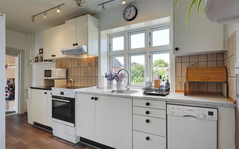 Evje - 250M from the Sea: Toestel Van De Keuken, Keuken, Countertop, Major Appliance, Cabinetry, Flooring, Interieur Ontwerp, Fornuis, Huishoudapparatuur, Hout