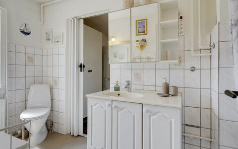 Evje - 250M from the Sea: Flooring, Interieur Ontwerp, Loodgieterswerkinrichting, Verdieping, Wastafel, Cabinetry, Kraan, Loodgieter, Badkamerkast, Badkamer