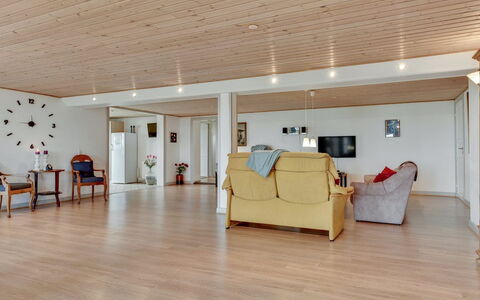 Joran - 120M from the Sea: Flooring, Verdieping, Houten Vloer, Interieur Ontwerp, Hout, Plafond, Meubilair, Laminaatvloer, Kamer, Woonkamer