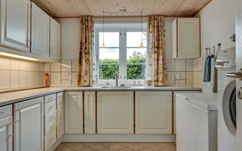 Joran - 120M from the Sea: Flooring, Interieur Ontwerp, Hout, Verdieping, Keuken, Cabinetry, Countertop, Plafond, Huis, Kamer