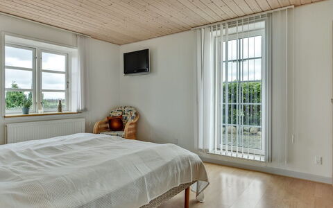 Joran - 120M from the Sea: Slaapkamer, Interieur Ontwerp, Bed, Hout, Verdieping, Flooring, Plafond, Bedding, Laken, Houten Vloer