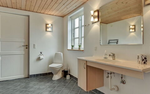 Joran - 120M from the Sea: Loodgieterswerkinrichting, Flooring, Interieur Ontwerp, Wastafel In De Badkamer, Wastafel, Hout, Verdieping, Badkamer, Plafond, Kraan
