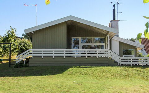 Roel - 500M from the Sea: Huis, Verblijf, Veranda, Landgoed, Siding, Gazon, Werf, Landscaping, Boerderij, Schaduw