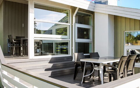 Roel - 500M from the Sea: Hout, Verdieping, Flooring, Plafond, Meubilair, Interieur Ontwerp, Deur, Samengesteld Materiaal, Stoel, Hardwood