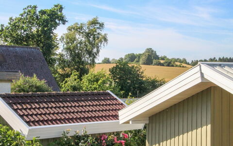 Roel - 500M from the Sea: Dak, Struik, Siding, Tuin, Schaduw, Werf, Landscaping, Ontwerp, Backyard, Garden Gebouwen