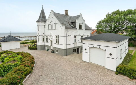 Stefanie - 10M from the Sea: Woongebied, Dak, Voorstad, Oprit, Landgoed, Schoorsteen