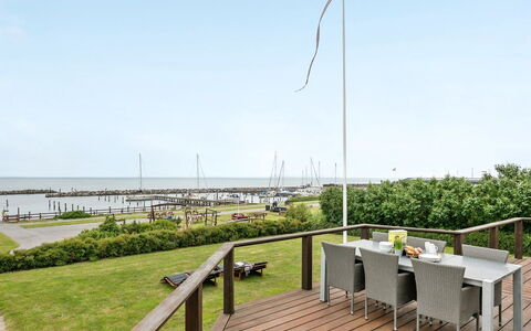 Stefanie - 10M from the Sea: Woongebied, Dak, Voorstad, Oprit, Landgoed, Schoorsteen