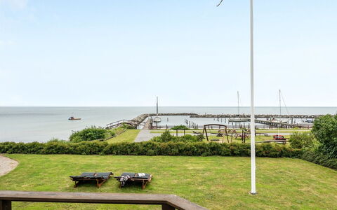 Stefanie - 10M from the Sea: Woongebied, Dak, Voorstad, Oprit, Landgoed, Schoorsteen