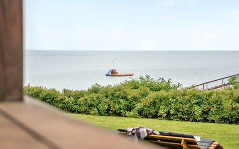 Stefanie - 10M from the Sea: Woongebied, Dak, Voorstad, Oprit, Landgoed, Schoorsteen