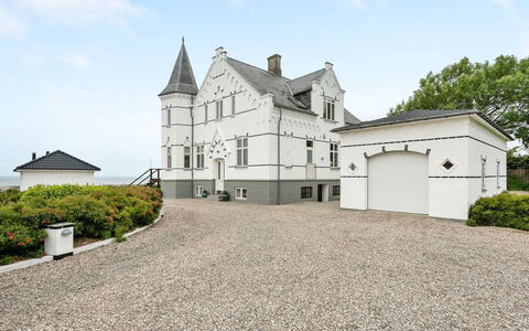 Stefanie - 10M from the Sea: Woongebied, Dak, Voorstad, Oprit, Landgoed, Schoorsteen