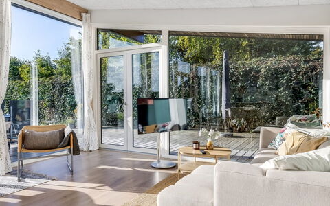 Sebbi - 90M from the Sea: Meubilair, Interieur Ontwerp, Flooring, Verdieping, Bankstel, Woonkamer, Stoel, Verlichting, Plafond, Huis