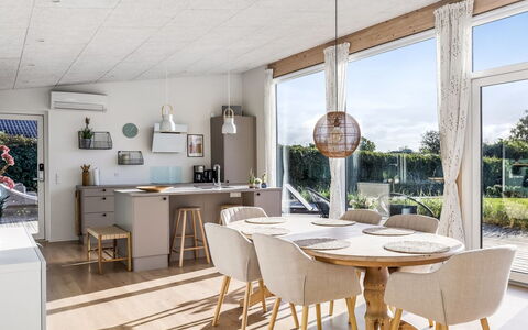 Sebbi - 90M from the Sea: Meubilair, Flooring, Interieur Ontwerp, Verdieping, Hout, Keuken En Eettafel, Stoel, Eetkamer, Plafond, Tafel