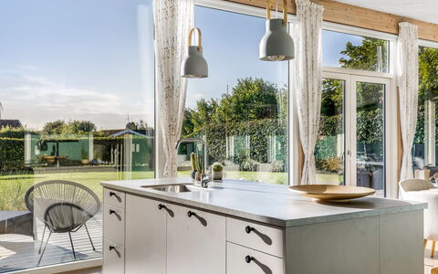 Sebbi - 90M from the Sea: Keuken, Meubilair, Interieur Ontwerp, Countertop, Lichte Inrichting, Flooring, Plafond, Verdieping, Verlichting, Huis